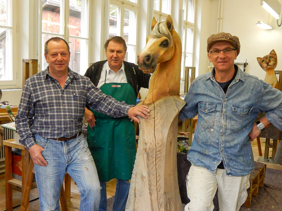 kettensaegenschnitzen-gruppe-pferd-07