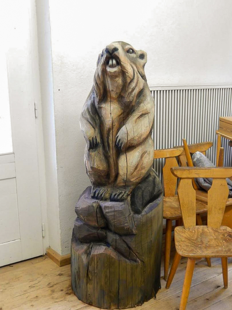 kettensaegenskulptur-bemalen-murmeltier-05