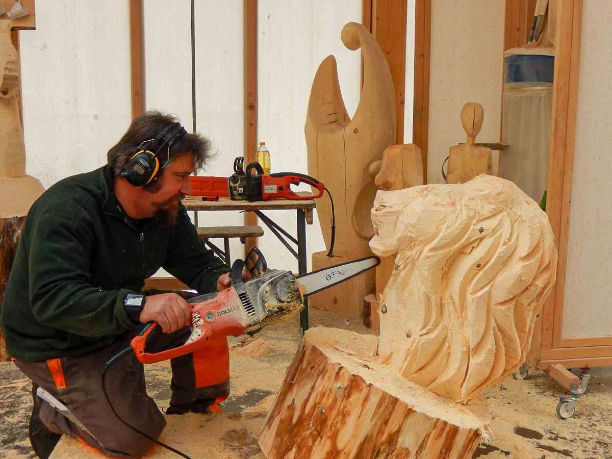 schnitzen-kettensaege-loewe-11