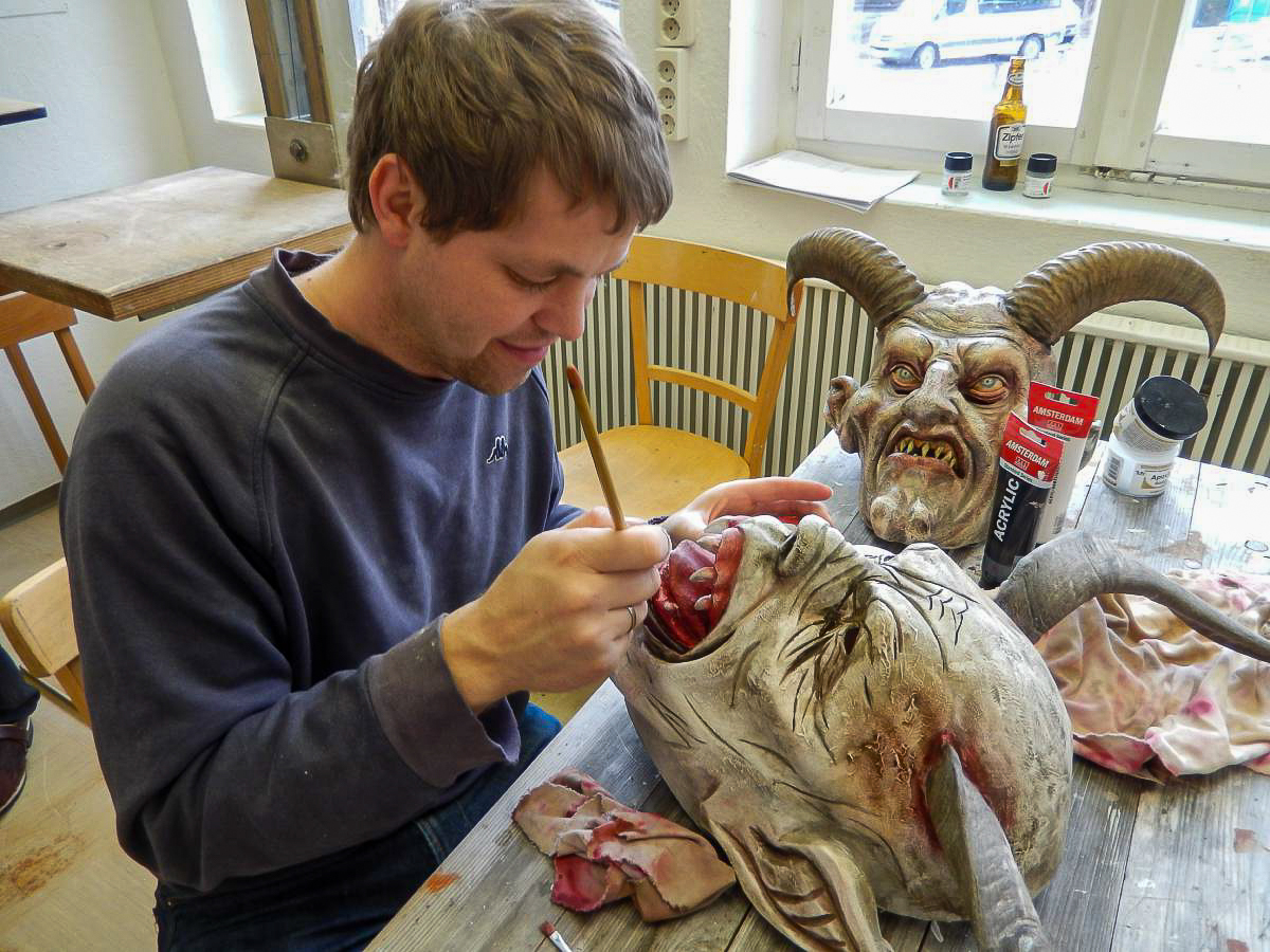 krampusmaske-bemalen-45