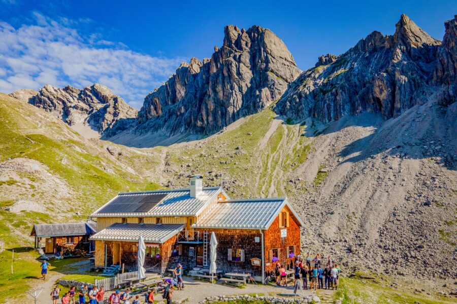 Hermann-von-Barth-Huette-mit-Blick-auf-Wolfebner